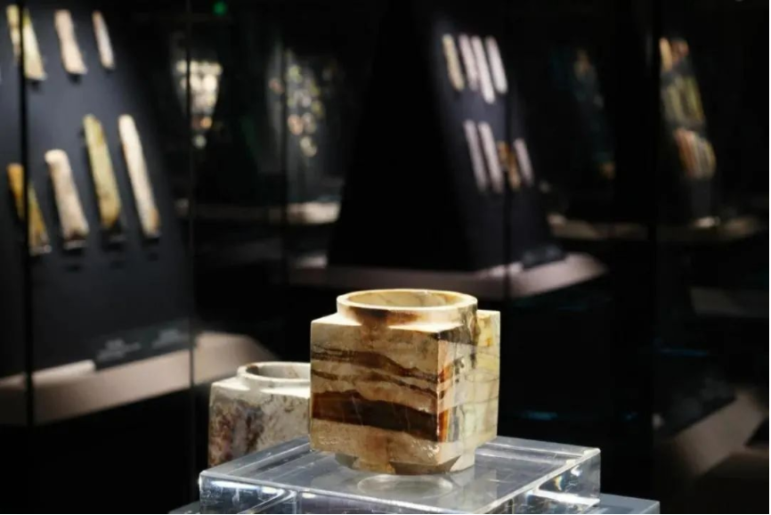 看到這張照片，你是不是以為玉琮在“裸展”？沒錯(cuò)，確實(shí)像。但它真的沒有裸展
